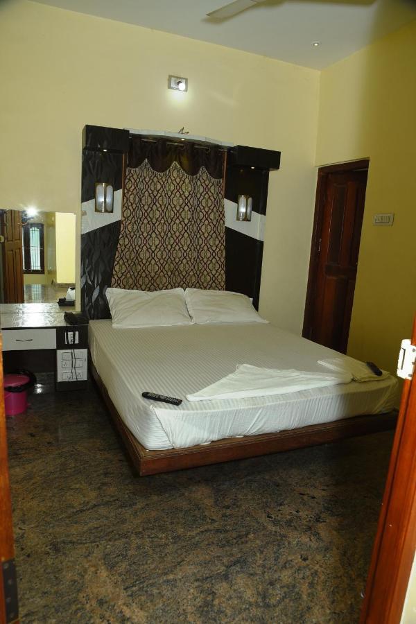 Thiruchendur Stayz Vairavel Residency Bagian luar foto
