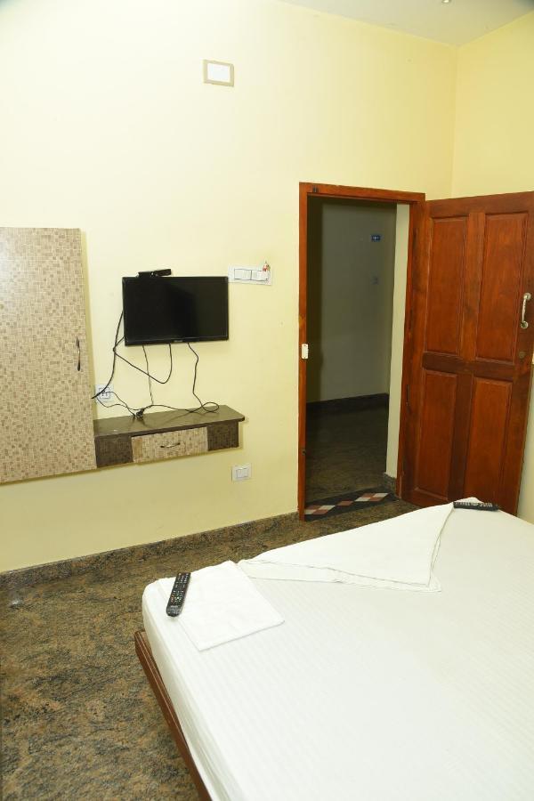 Thiruchendur Stayz Vairavel Residency Bagian luar foto